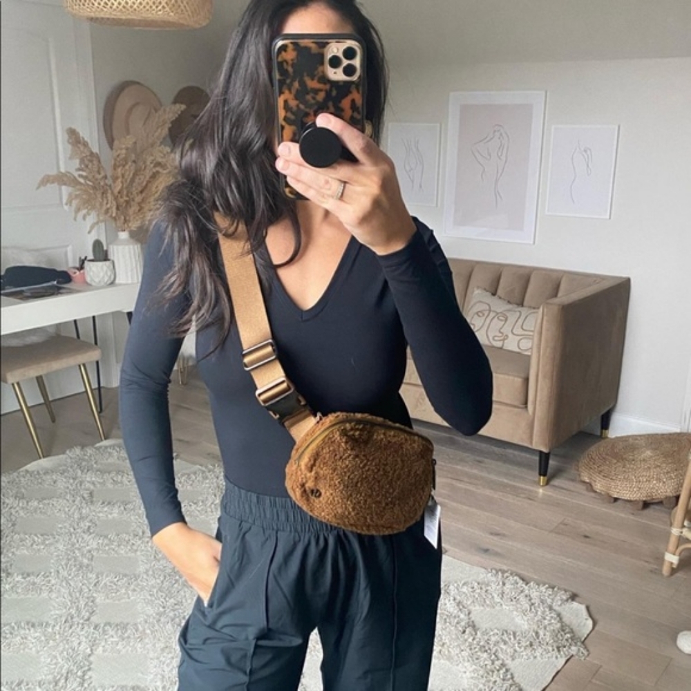 Lululemon Everywhere Belt Bag - Carmel Sherpa